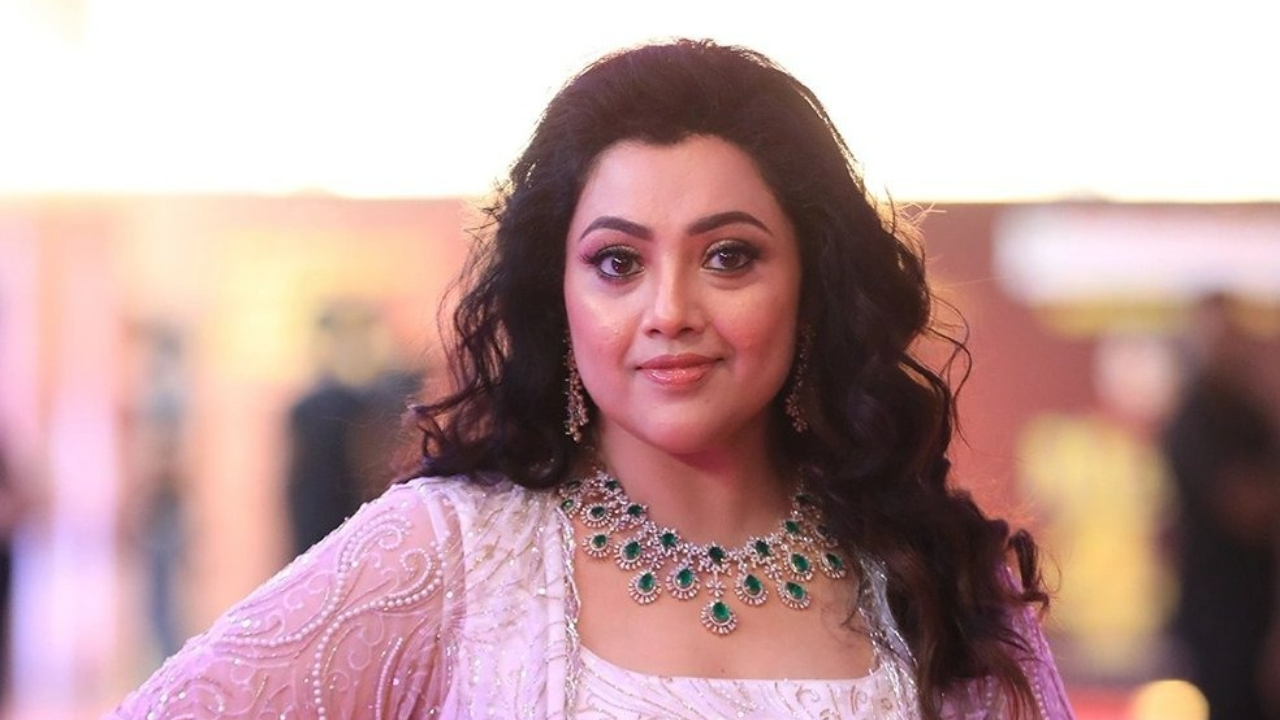 ఆ హీరో అంటే నాకు క్రష్.. అతడికి పెళ్లైతే నా గుండె పగిలిపోయింది: నటి మీనా